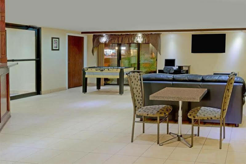 Quality Inn Chatham-Kent Exterior photo